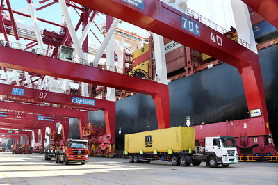 山东青岛港:小长假迎来进出口装卸高峰