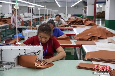 贵州望谟:扶贫工厂出口订单赶制忙